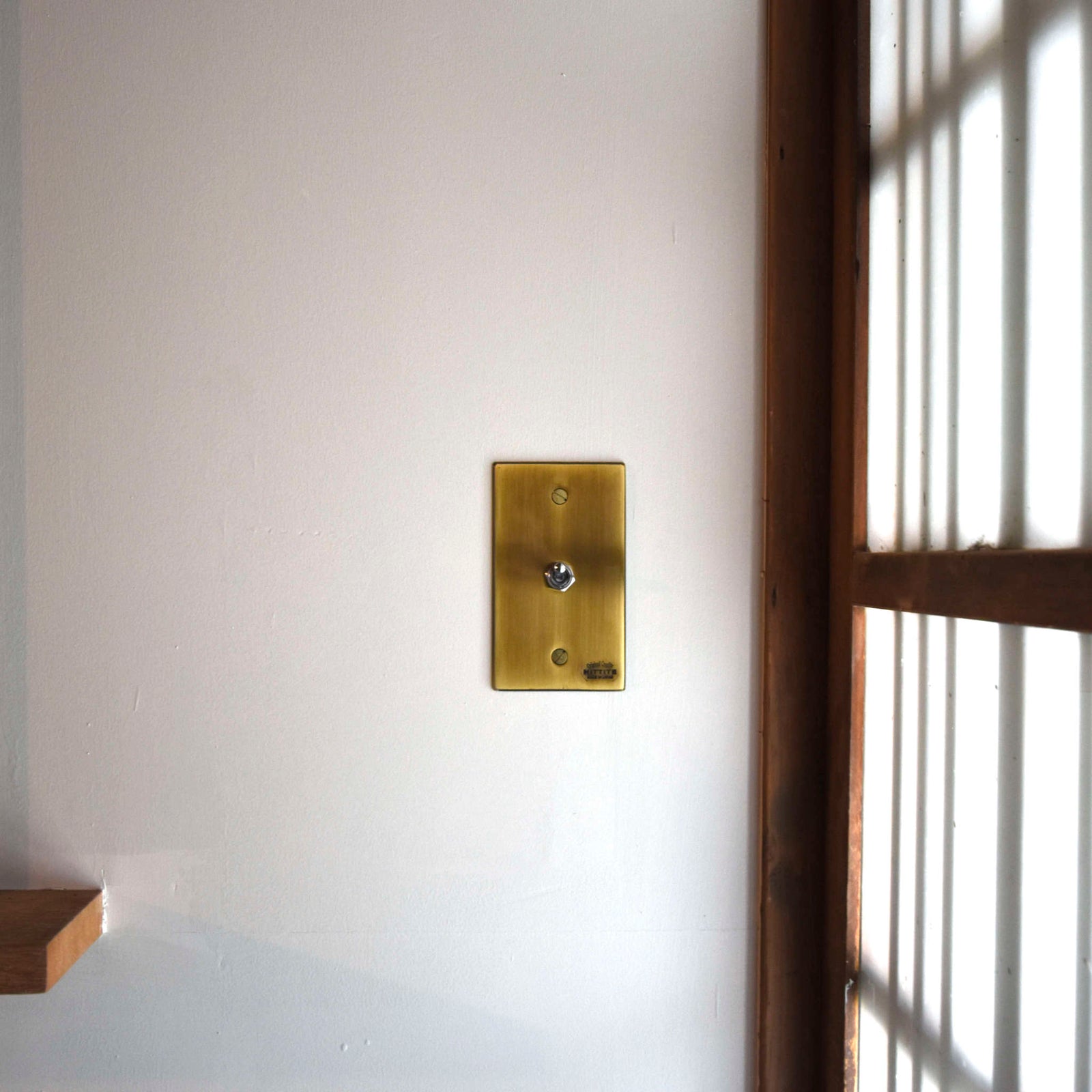 真鍮色トグルスイッチ D ＜2口長方形型＞ 3路式（片切対応） – HITTITE